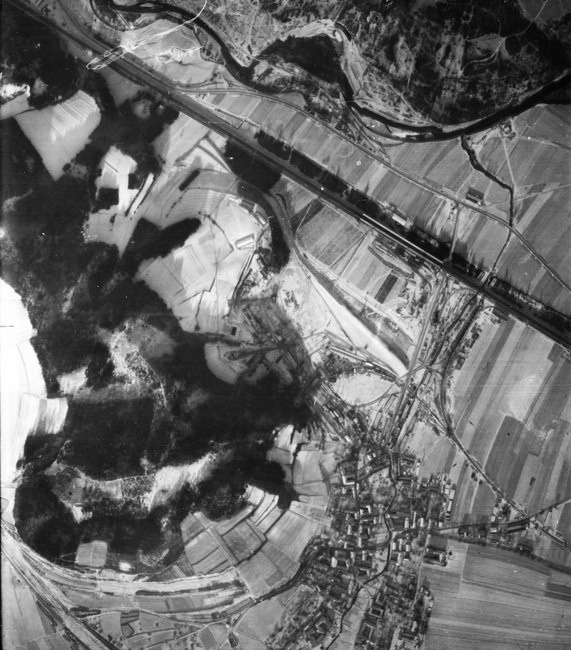 Fotografie ukazuje výřez leteckého záběru, kde je vidět stavba štoly u Wachbergu v Roggendorfu – Zdroj: Luftbilddatenbank, 26.12.1944.