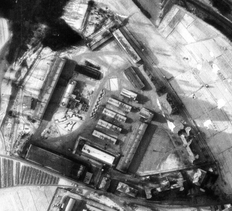 Výřez z leteckého záběru ukazuje plochu tábora v areálu kasáren Birago-Kaserne. Zdroj: Luftbilddatenbank, 26.12.1944.
