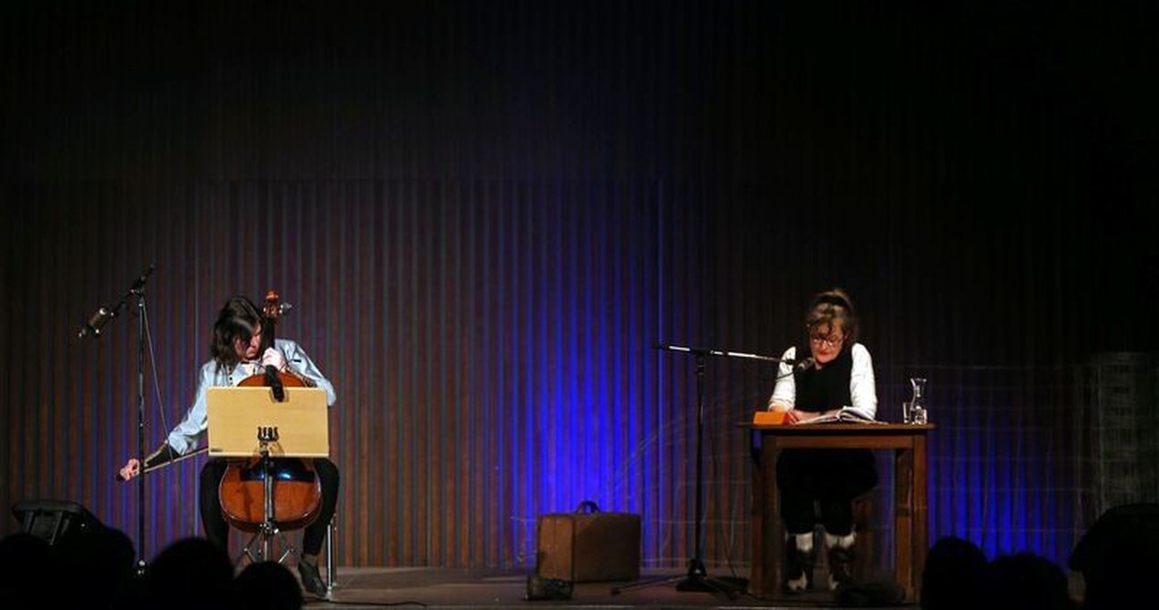 Wohin? - Maria Hofstätter und Melissa Coleman in der Tischlerei Melk Wohin? - Maria Hofstätter und Melissa Coleman in der Tischlerei Melk