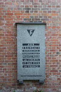 Die französische Häftlingsorganisation "Amicale de Mauthausen" ließ noch Ende der 1940er-Jahre ein Denkmal auf dem Krematoriums-Rauchfang anbringen, das von dem Architekten Wilhelm Schütte umgesetzt wurde. Foto: C. Rabl