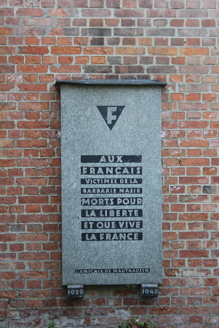 Die französische Häftlingsorganisation "Amicale de Mauthausen" ließ noch Ende der 1940er-Jahre ein Denkmal auf dem Krematoriums-Rauchfang anbringen, das von dem Architekten Wilhelm Schütte umgesetzt wurde. Foto: C. Rabl