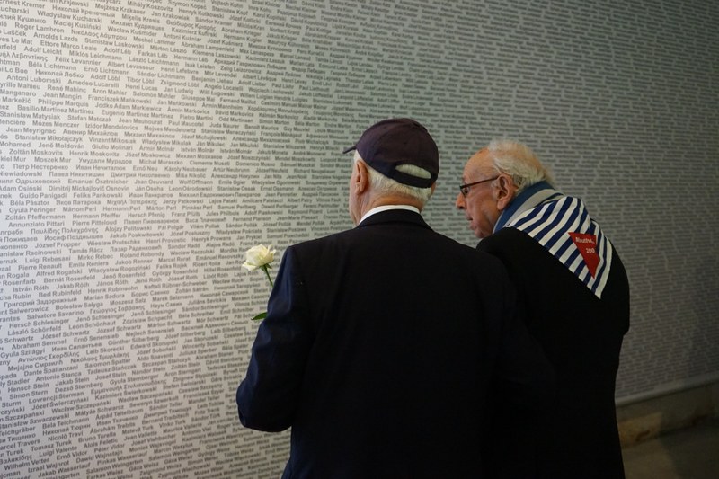 Die beiden Überlebenden des KZ-Außenlagers Melk, Andrew Sternberg und René Baumann, zeigten sich von der neuen "Wand der Namen" in Melk beeindruckt.