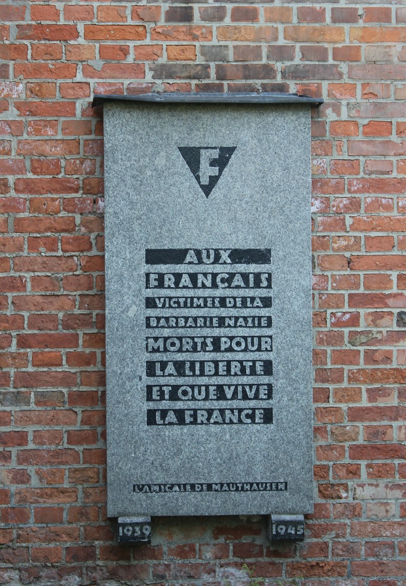At the end of the 1940s the organization of the French former concentration camp prisoners, the “Amicale de Mauthausen“, put up a commemorative plaque on the crematorium chimney. Photo by C. Rabl